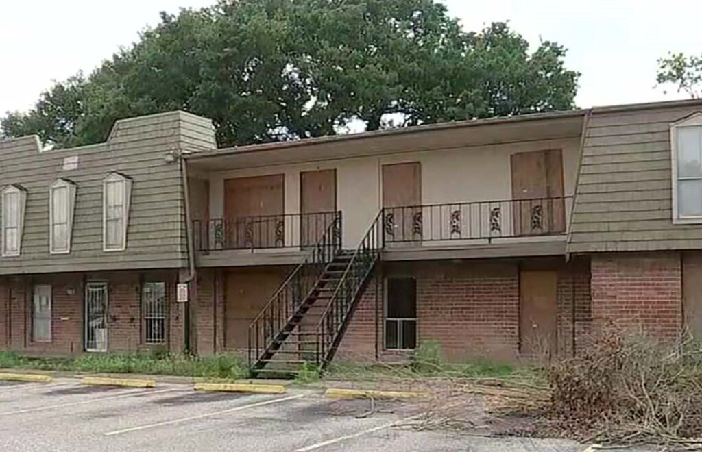 picture of run down apartment building