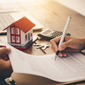 Oregon Homeowner Signing Mortgage Documents to Understand Foreclosure Rights