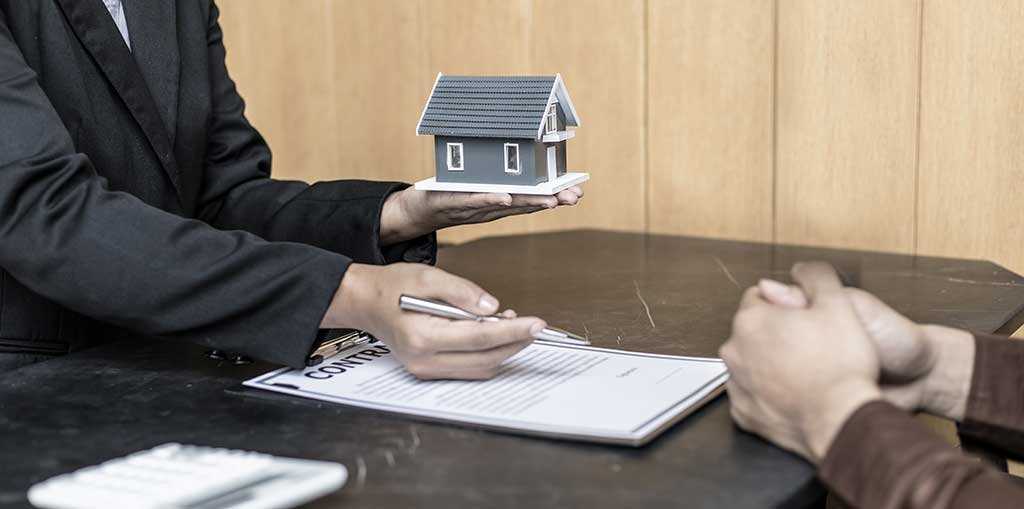 A conceptual photo illustrating the selling process to direct real estate buyers.