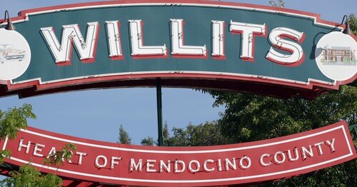 Imagen del pueblo de Willits, California, donde se puede ver el cartel de bienvenida de Willits, California.