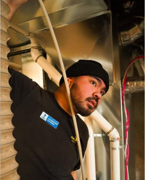 An staff working in furnace workplace in Winnipeg duct cleaning services