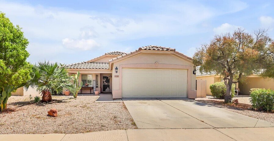 Tucson AZ stucco home with desert landscaping—sell house as-is for cash
