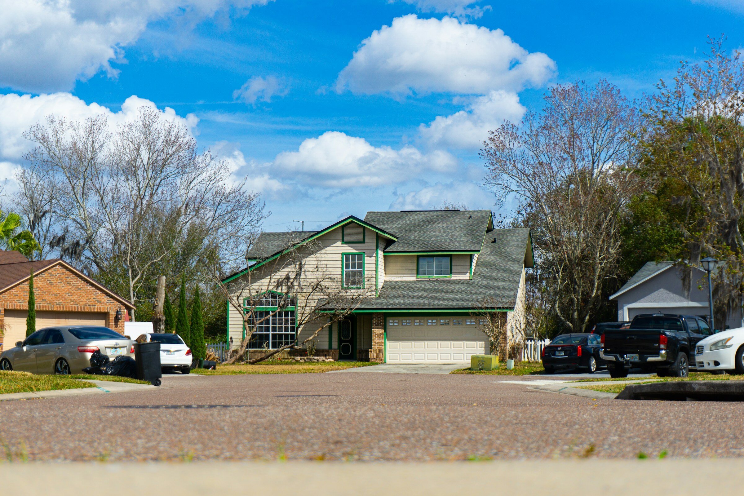 Suburban street with homes in Kissimmee, FL