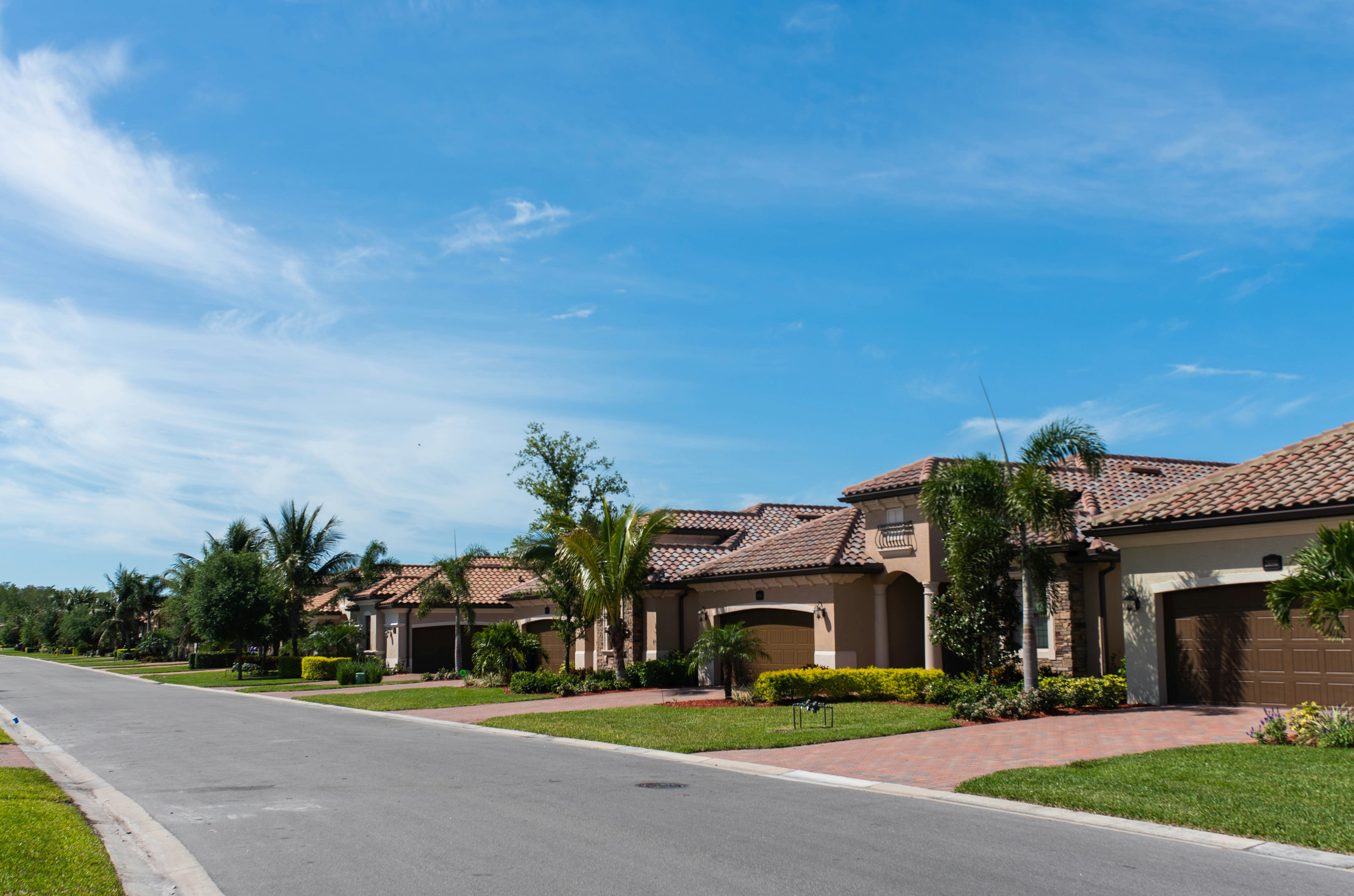 Suburban street in Tavares, FL