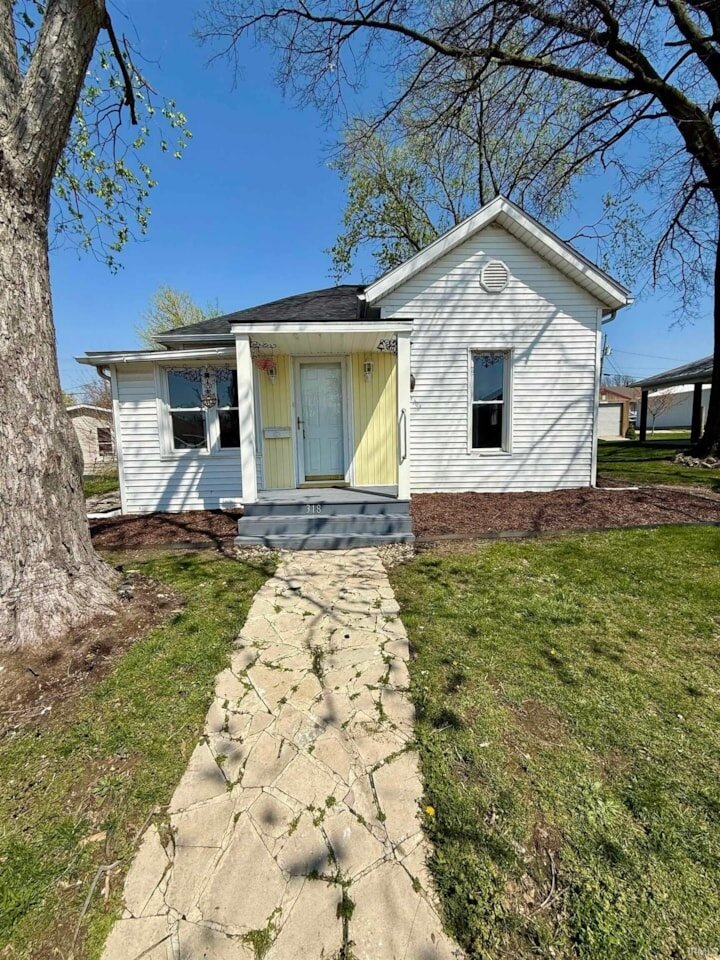 The front of a cozy home in Bicknell, IN