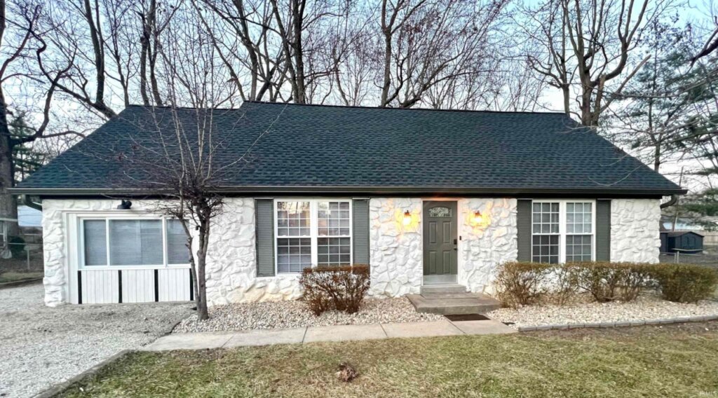 7402 Oaklawn Drive in Newburgh, Indiana is for sale