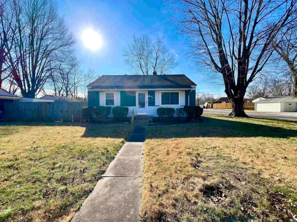 Front view of home on Ravenswood Dr in Evansville, IN that's for sale.