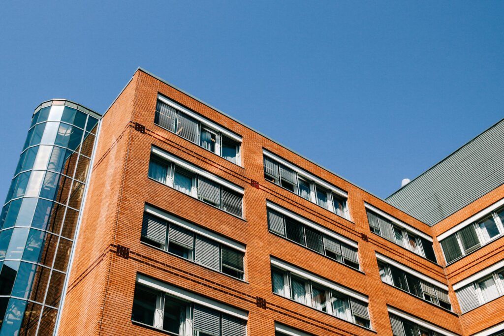 Comment les Investisseurs Immobiliers de Saint-Lambert Peuvent Intégrer des Propriétés Multi-Familiales dans leurs Portefeuilles