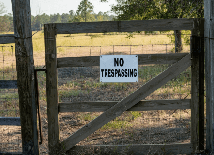 rules for posting no trespassing signs