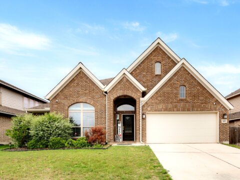 spacious and inviting 4 bed 3 bath home in Seguin