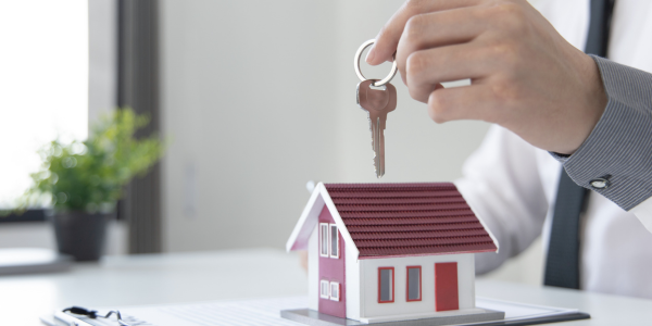 Image of a mobile house and a key representing preparation for selling a mobile home
