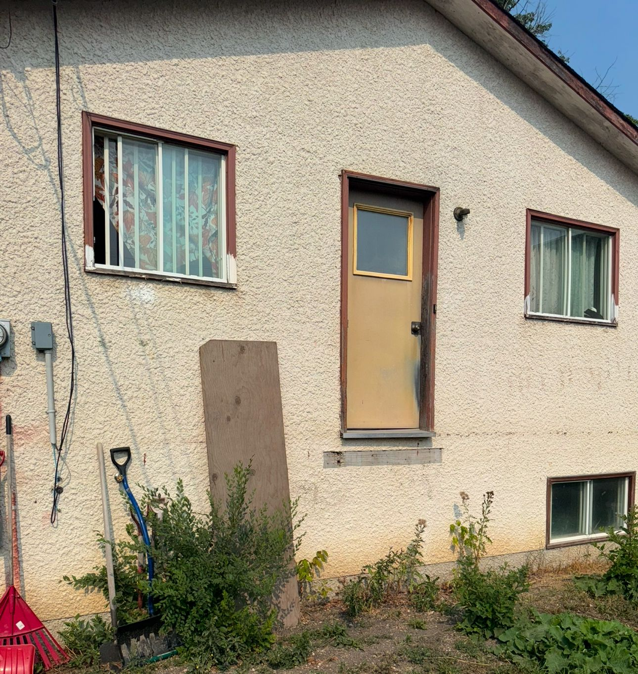 Cash home buyer purchases as-is stucco bungalow on Berry Street in St. James Winnipeg