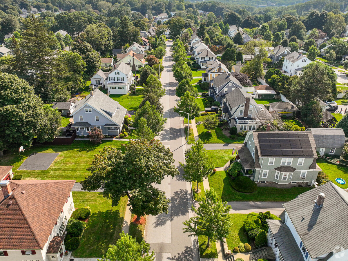 quite neighborhood in Springifeld, MA We buy houses in Hampden County, MA — fast, for cash, and in any condition. Avoid the hassle of listings and sell directly to OG Buys Houses today