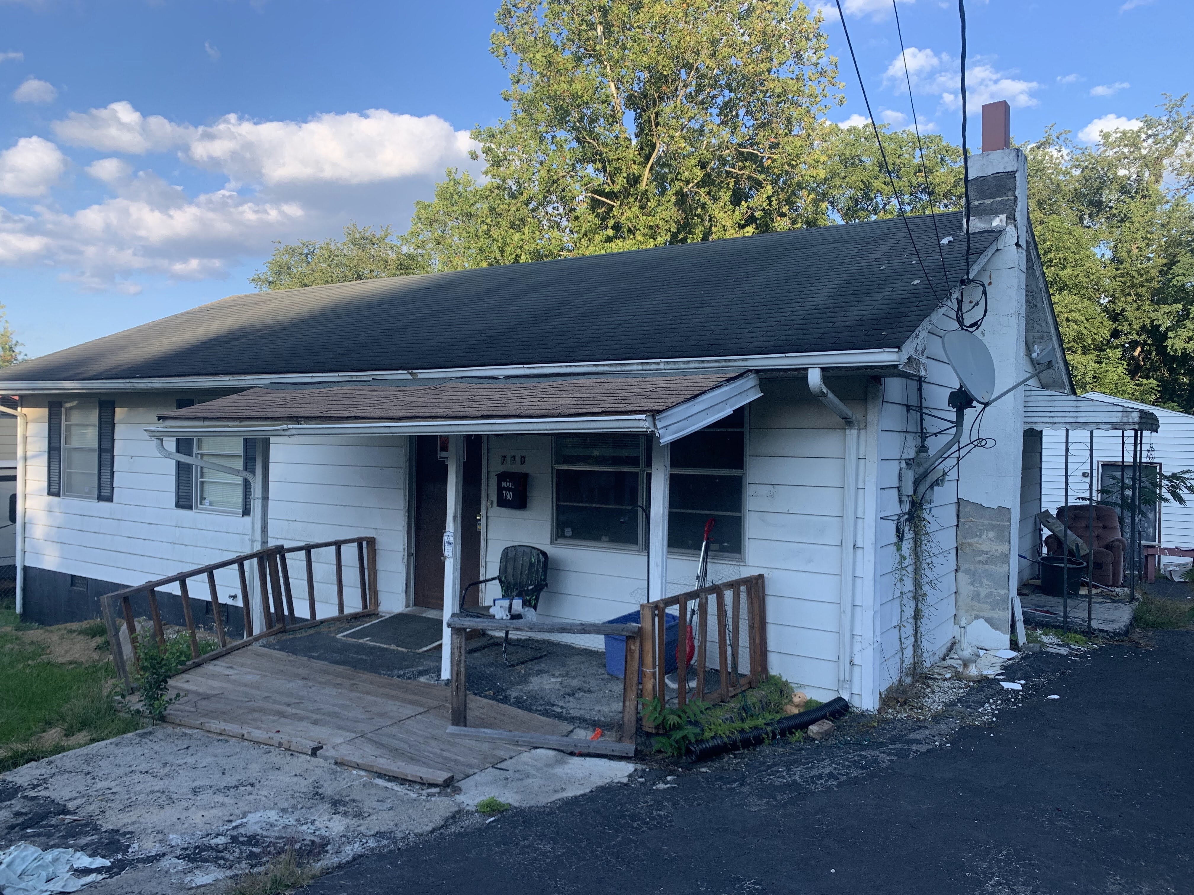 photo of a christiansburg, Virginia house prior to renovations.