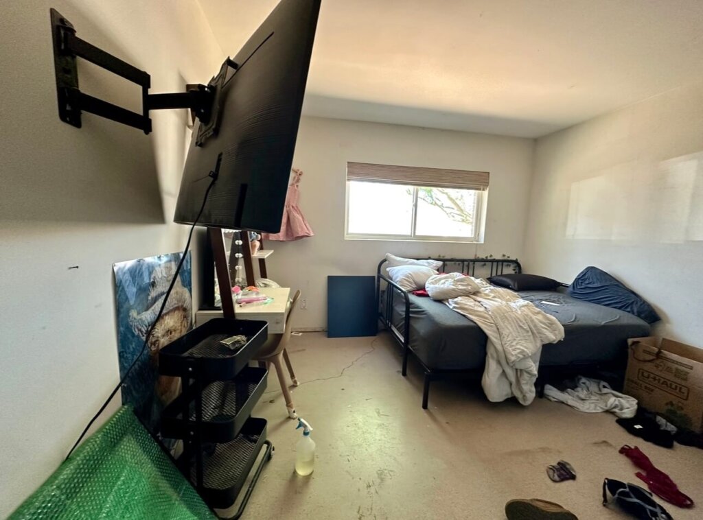 Cluttered room. Declutter home and depersonalize house to sell my house fast in phoenix az with patriotflip.com