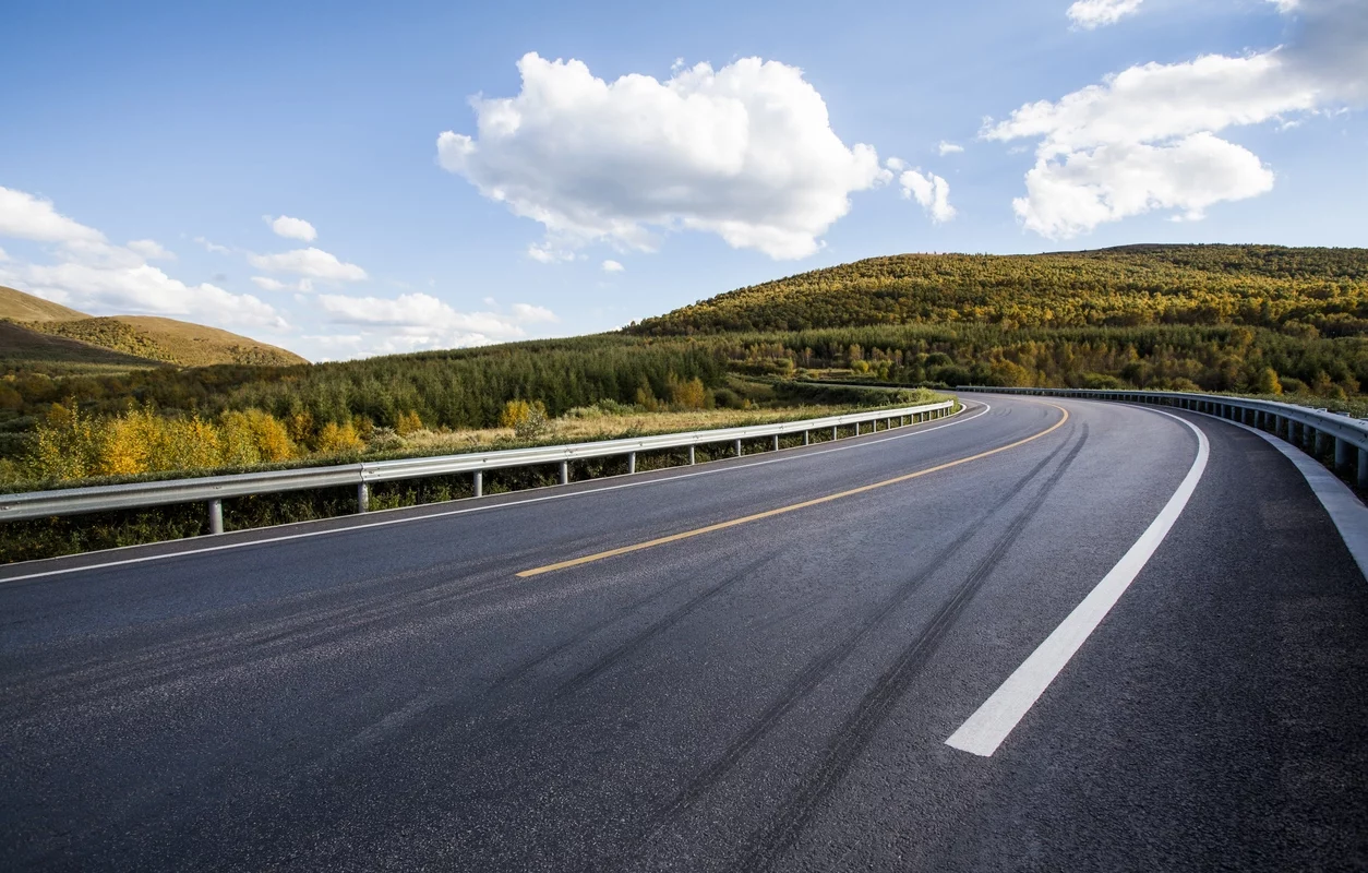 Scenic South Carolina road symbolizing a homeowner relocating and needing to sell their house quickly to Table Rock Homebuyers.