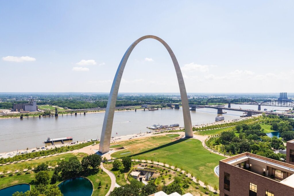 Cash Offer Man buys houses in St. Louis, Missouri
