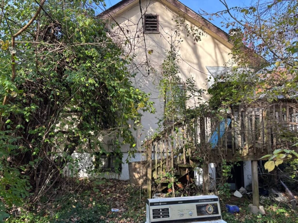 We buy tear down houses in St. Louis