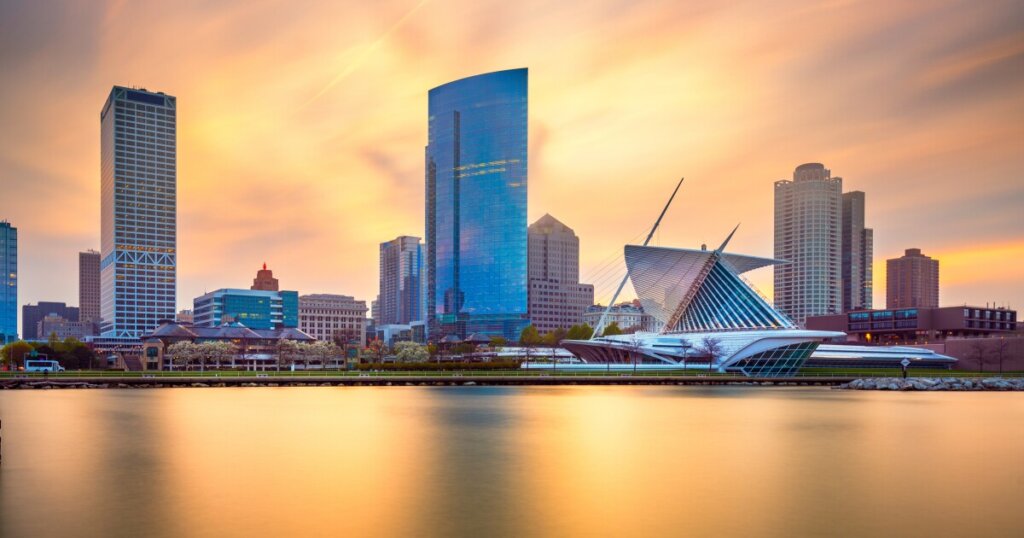Milwaukee skyline at sunset with the iconic Milwaukee Art Museum.