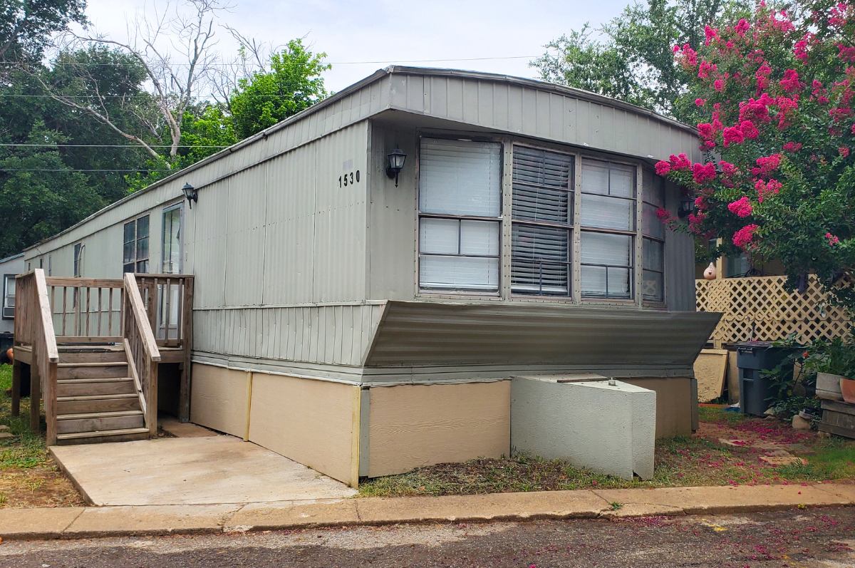 Manufactured home in a Dallas mobile home park