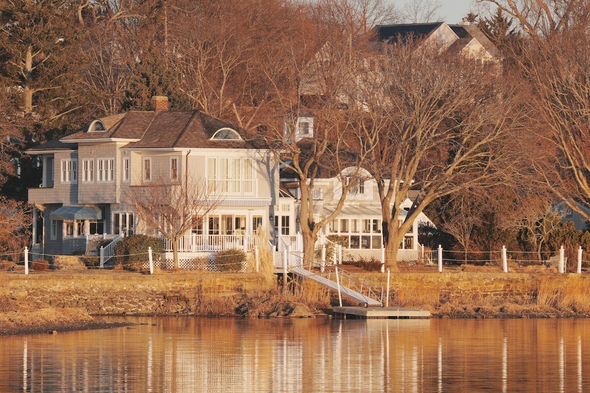 a house on the edge of a lake in portland ct