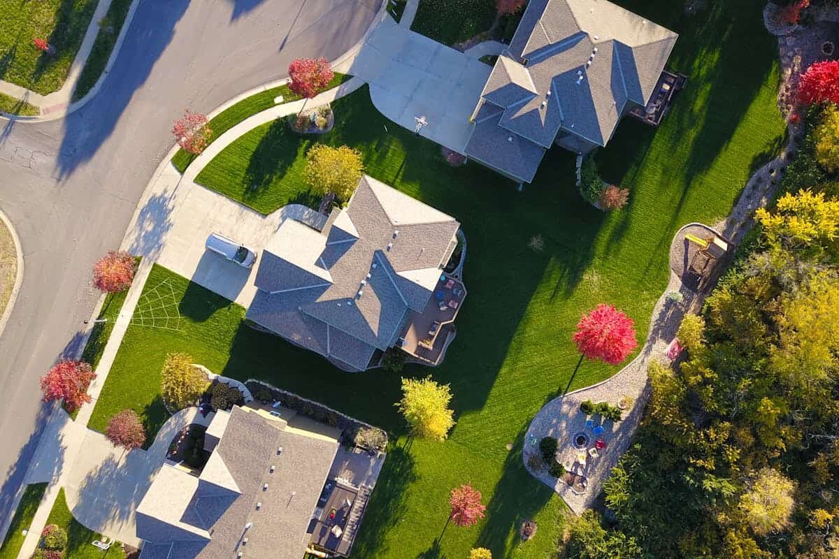 An above view of some houses in a suburban neighborhood