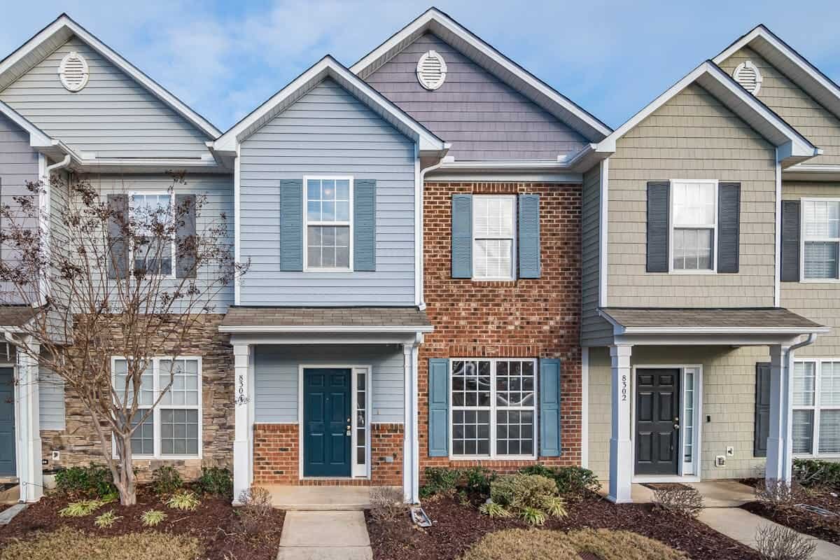A bunch of condo houses all together in connecticut