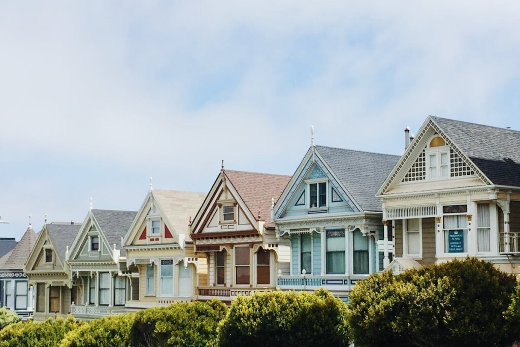 A bunch of small houses close to eachother
