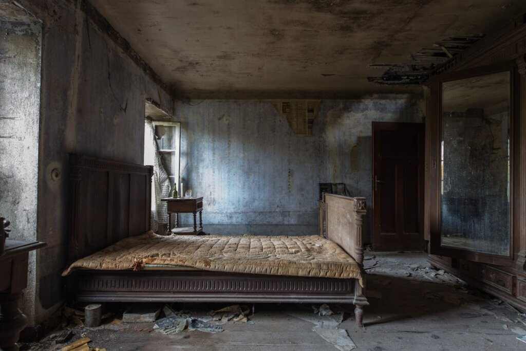 A room that is in an abandoned house