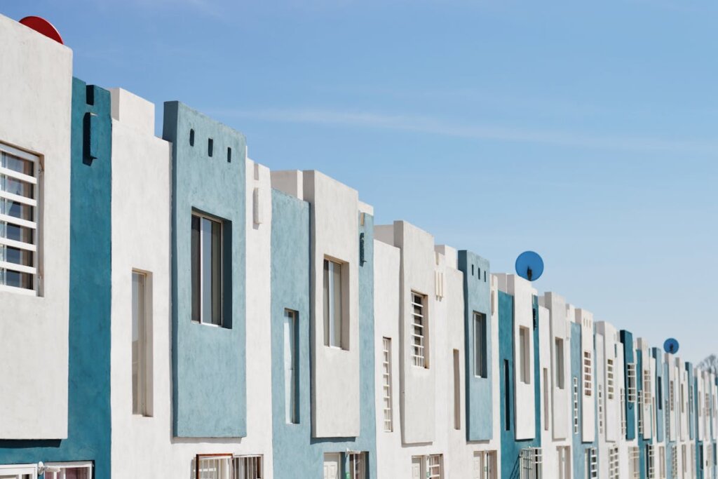 A bunch of condos all lined up in a row
