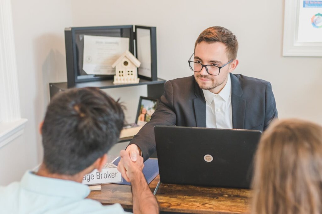 A person shaking hands with an agent for a mortgage