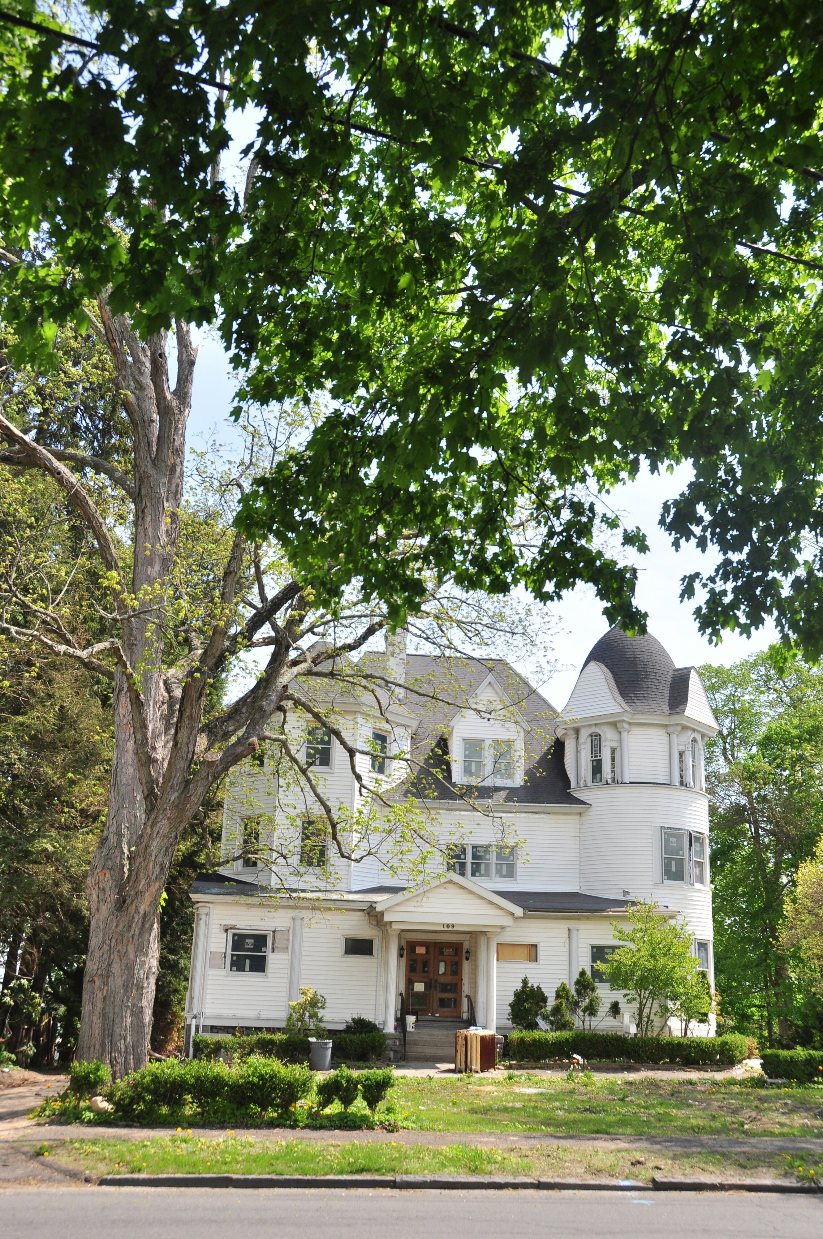 Sell My House Bristol: Cash Offer vs. Listing With an Agent