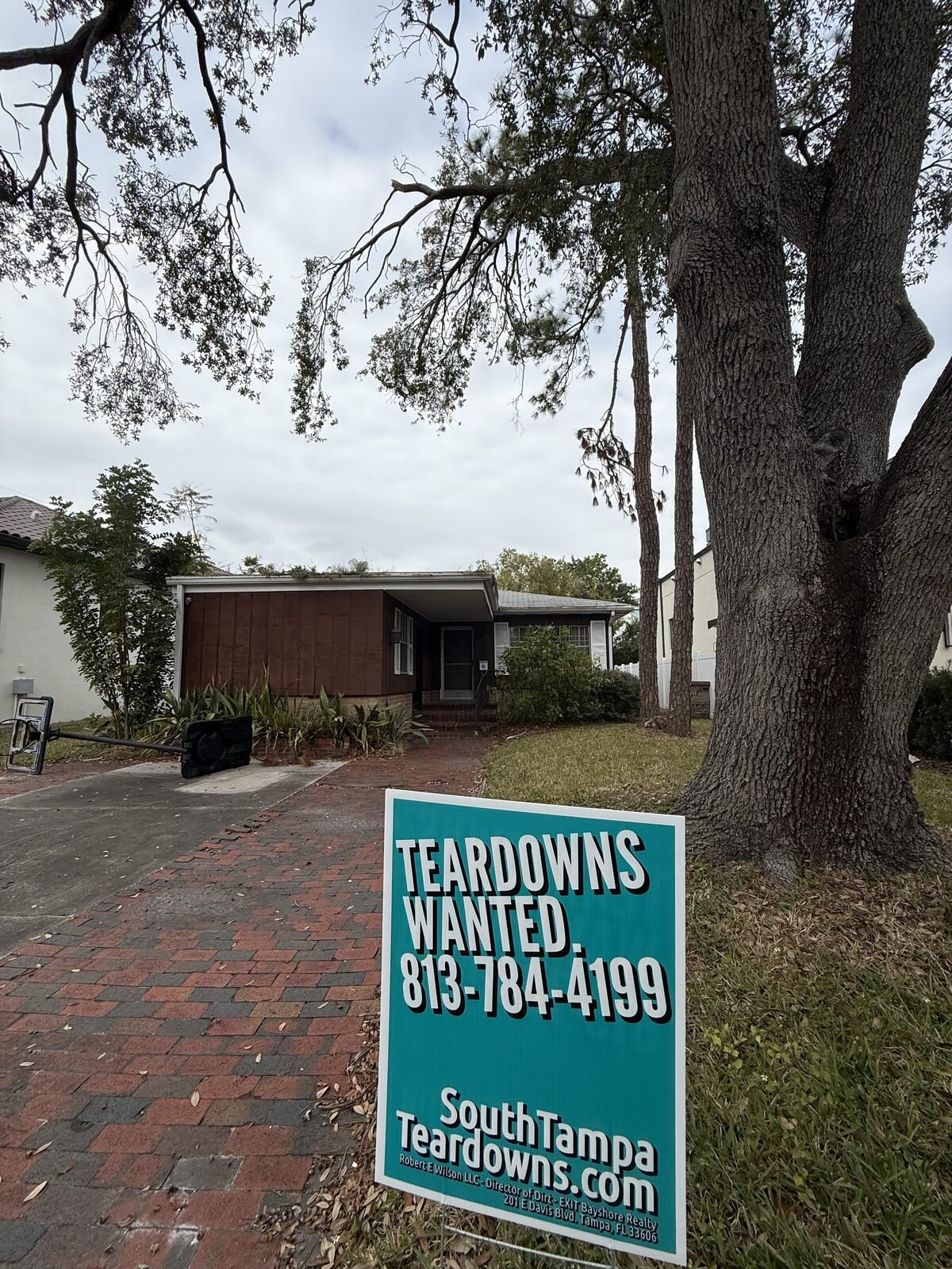 Teardowns Wanted sign on the lawn of an older South Tampa house