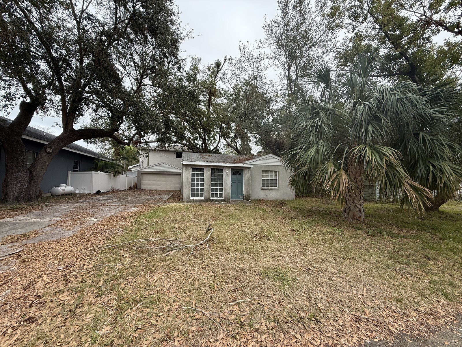 Vacant older South Tampa house waiting on a teardown offer