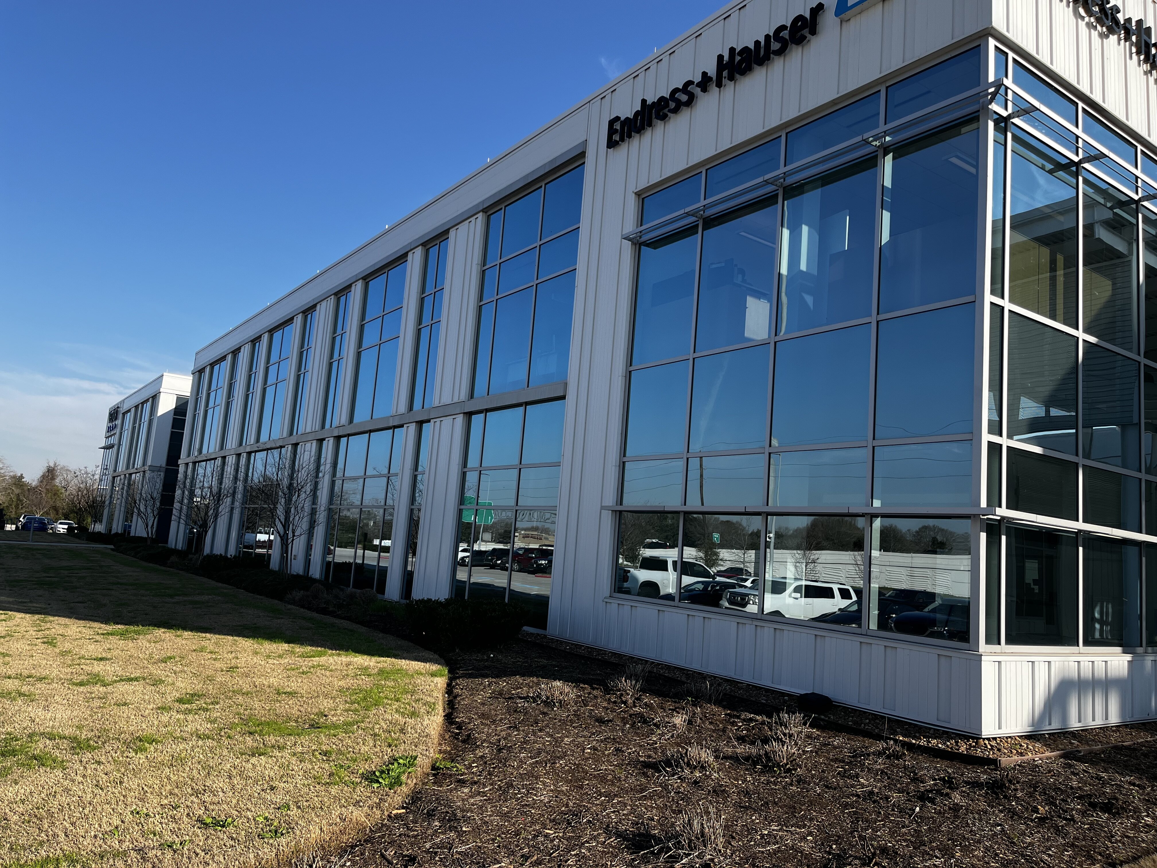 Commercial building exterior wash in The Woodlands, TX