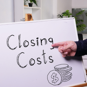 Who covers the closing costs when selling a house In Texas