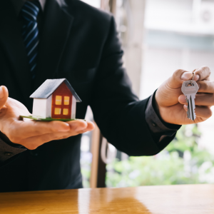 Who covers the closing costs when selling a house In Augusta