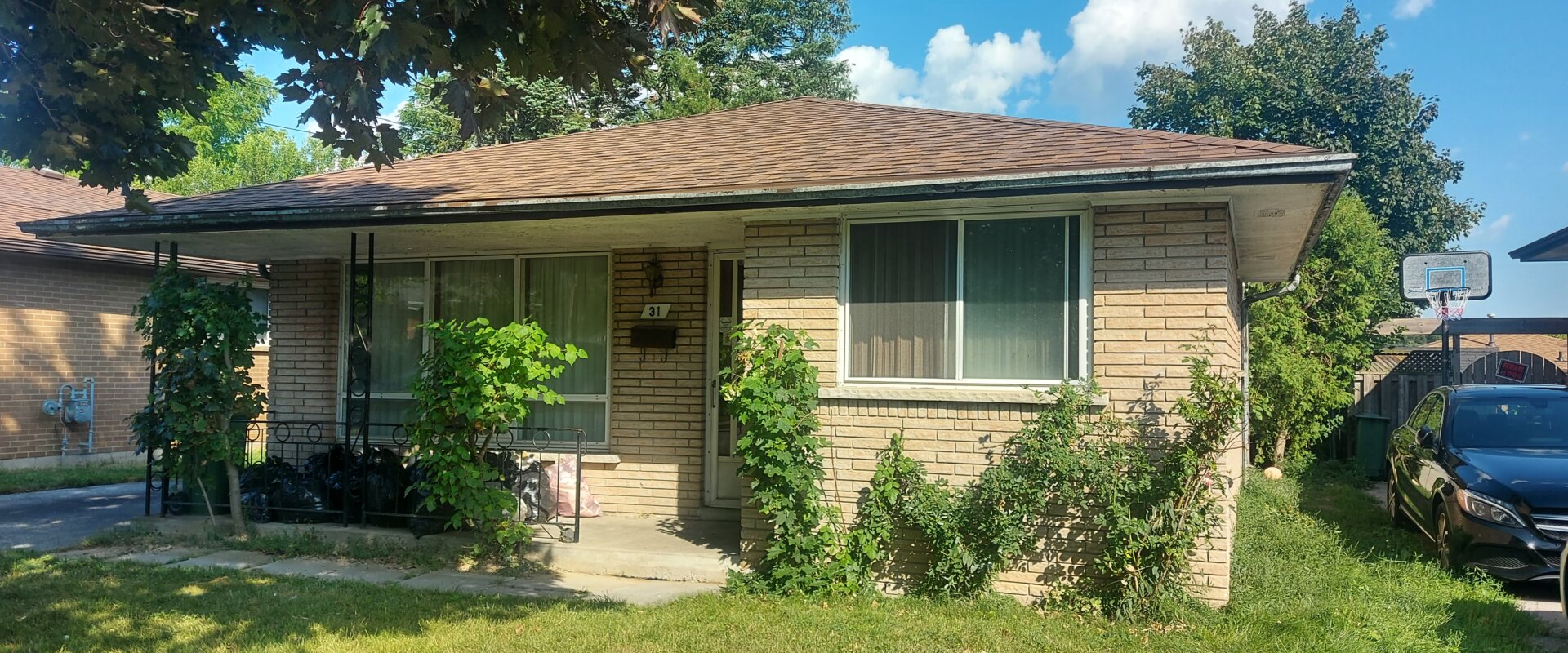 Brick house in Hamilton, Ontario, symbolizing a fast and transparent cash sale with flexible closing options and no hidden fees.