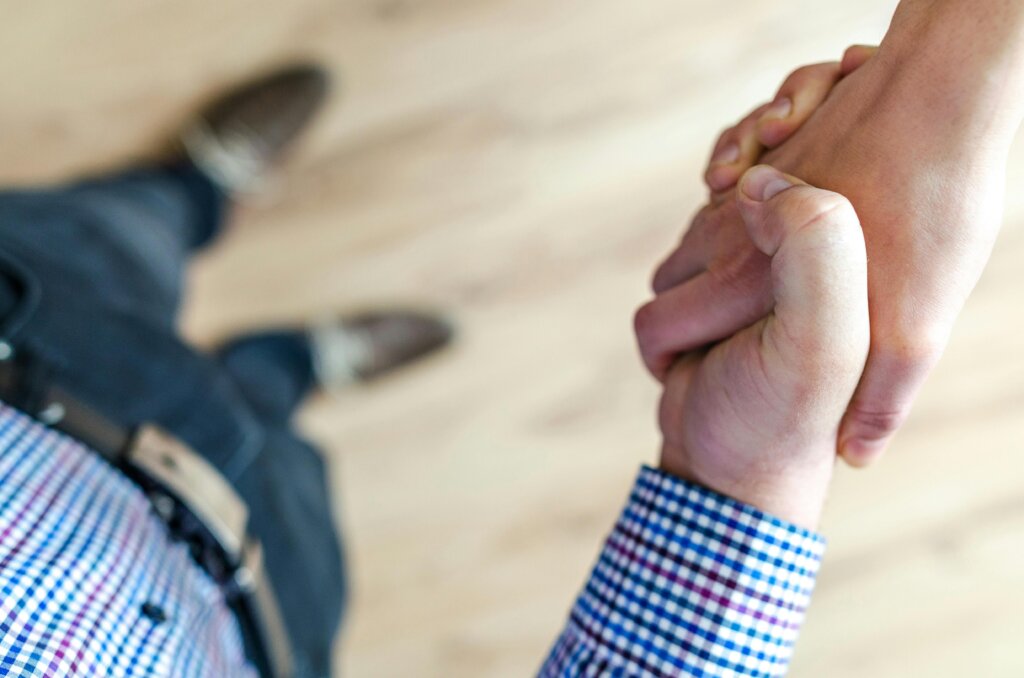 Local Georgia cash home buyer shaking hands with homeowner