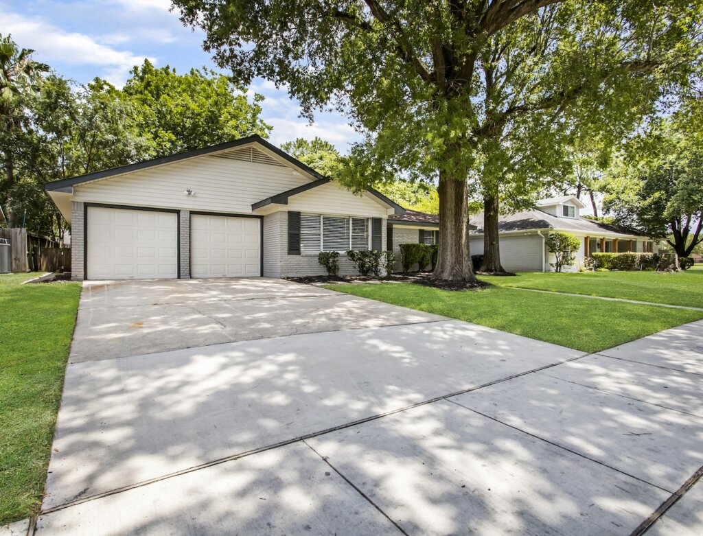 After Exterior Front We Buy Houses, Sell My House Fast, Cash Home Buyers, We Buy Dirty Houses Cash - Move On House Buyers