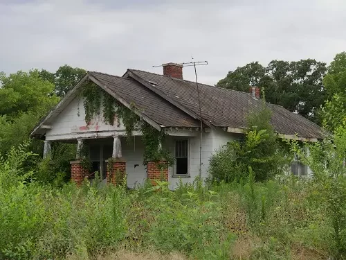 Tax Deliquent home in Dallas, Texas with overgrown yard ready to sell fast for cash
