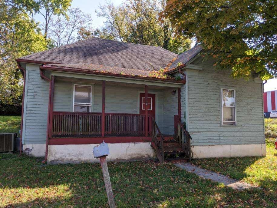 e 1st st house