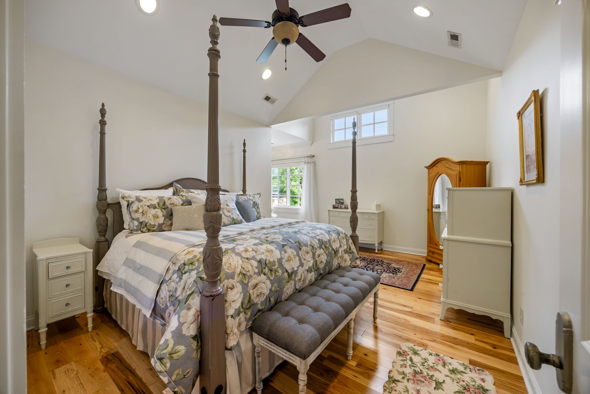 Upper guest bedroom