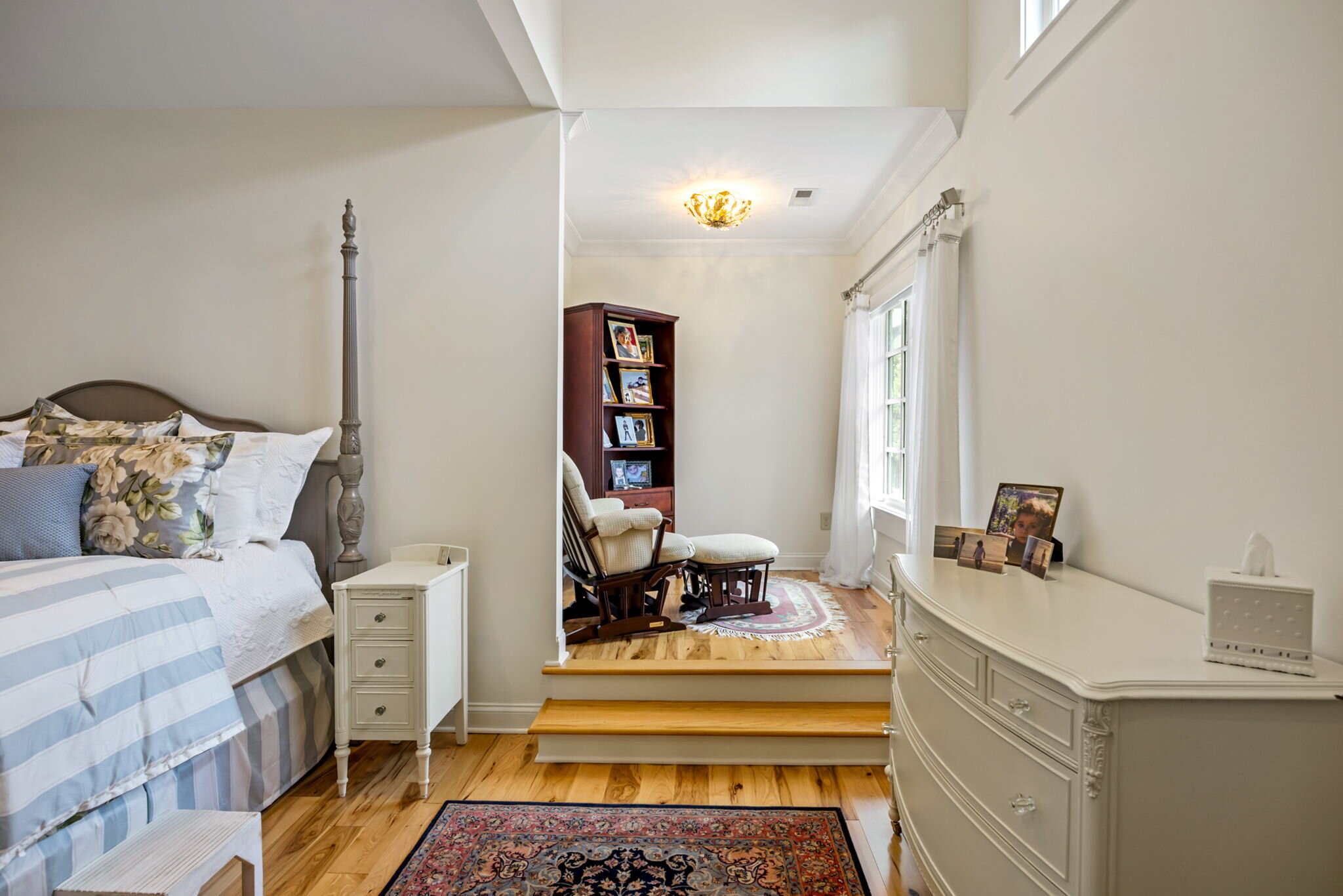 Upper guest bedroom