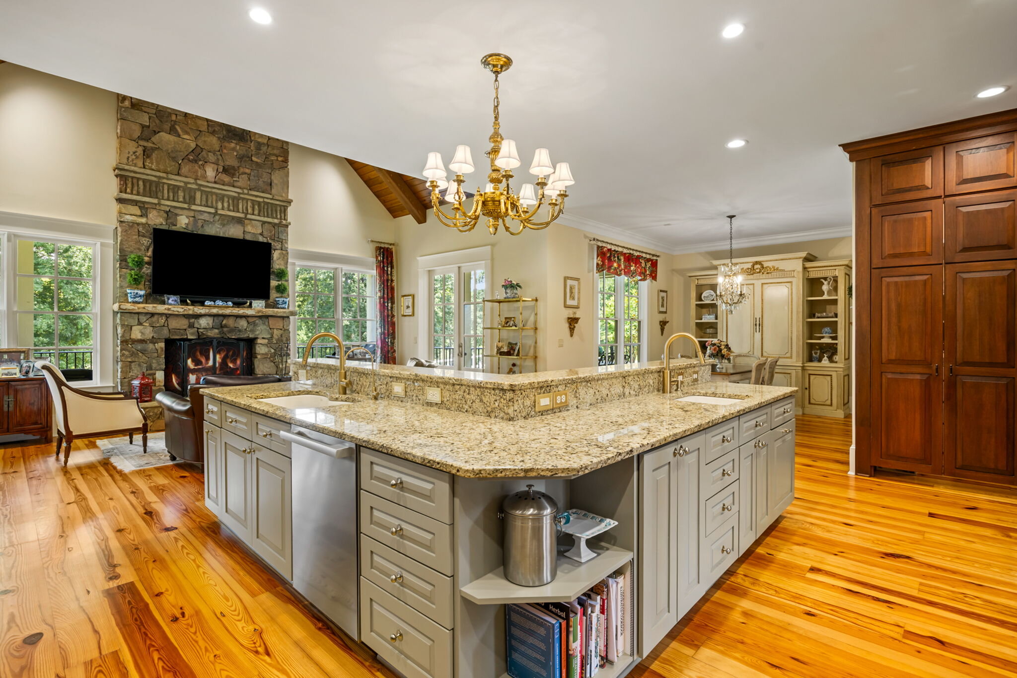 525 N River Rd 017 kitchen