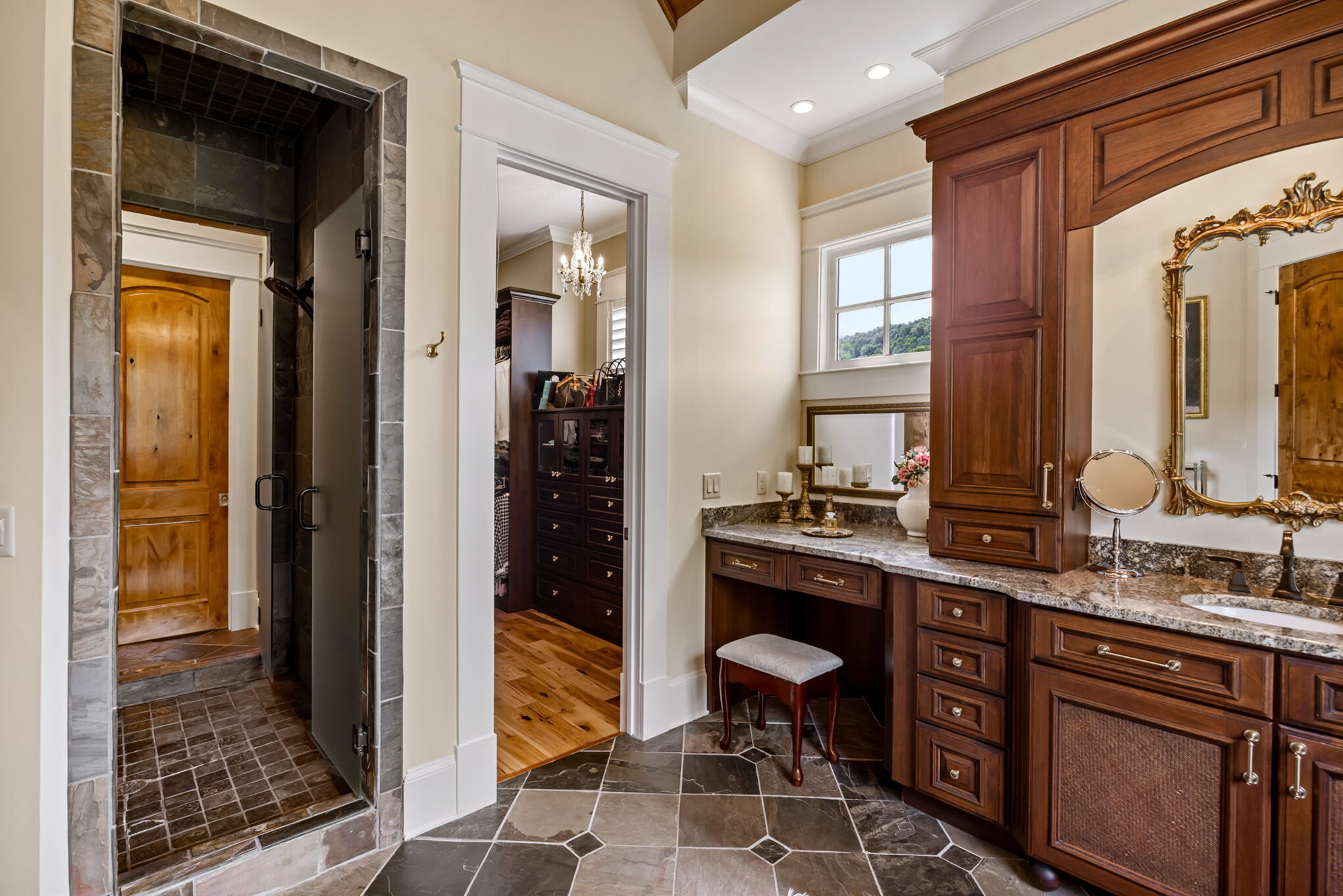 525 N River Rd 037 primary bath