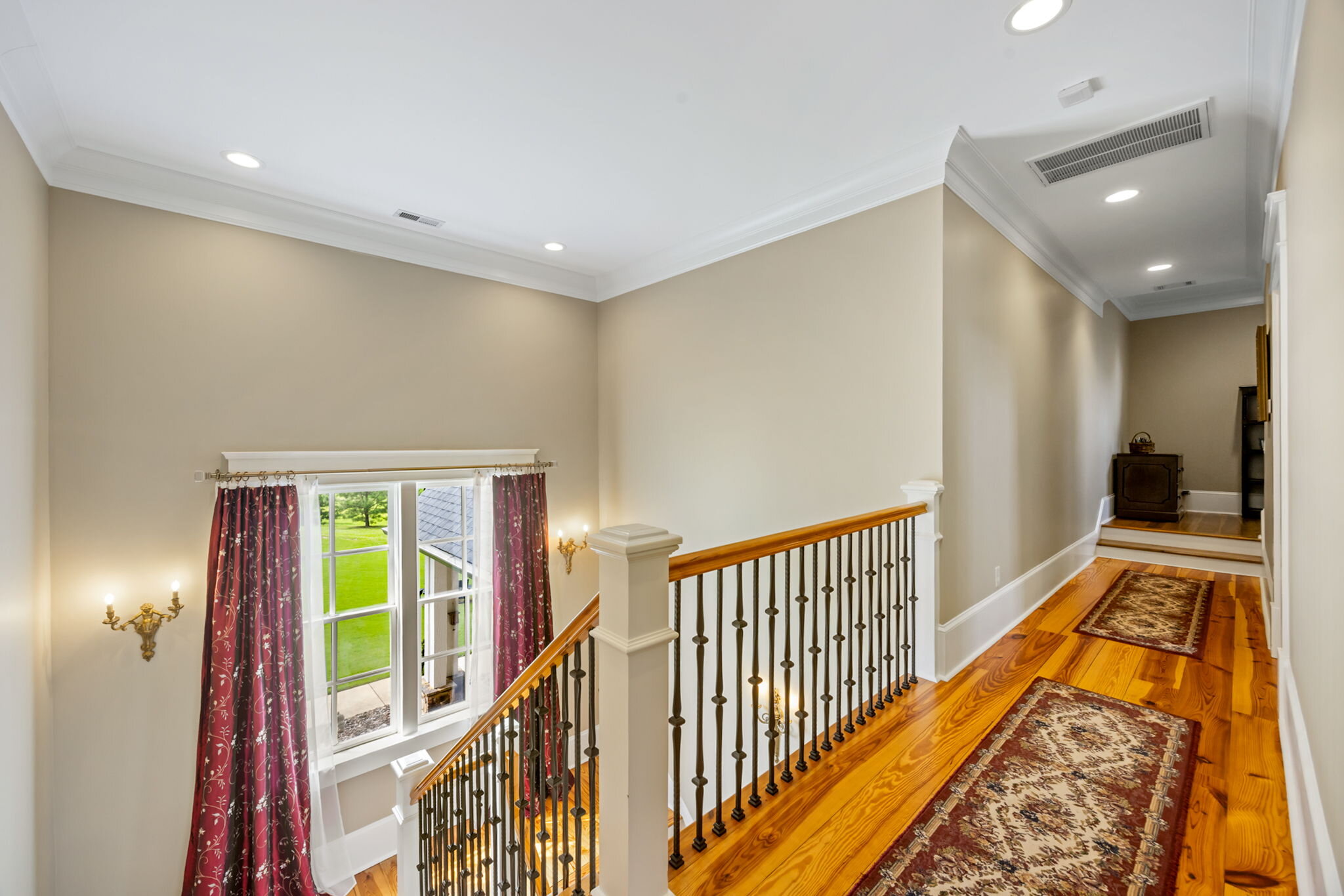 525 N River Rd 049 upper hall