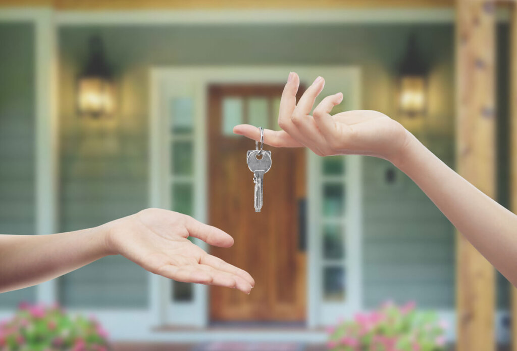 Should I Sell to a Home Investor or List With an Agent?
