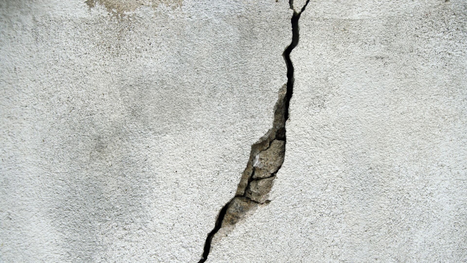 Crack in a concrete wall.