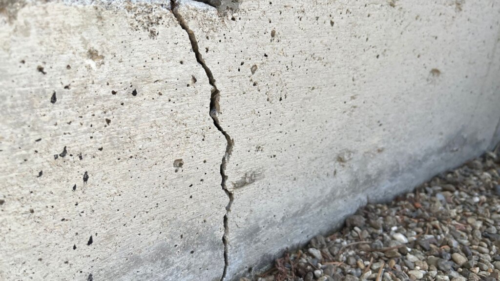 Vertical foundation crack in a concrete foundation wall